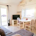Zadar, The Florens - Near The With The New Pool & Garden, Bbq And Kids Playground Apartman *