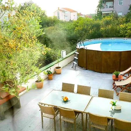Apartment The Florens Near The With The Pool, Bbq And Kids Playground, Diklo