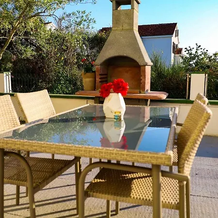 Apartment The Florens Near The With The Pool, Bbq And Kids Playground, Diklo