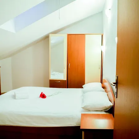 Apartment The Florens Near The With The Pool, Bbq And Kids Playground, Diklo