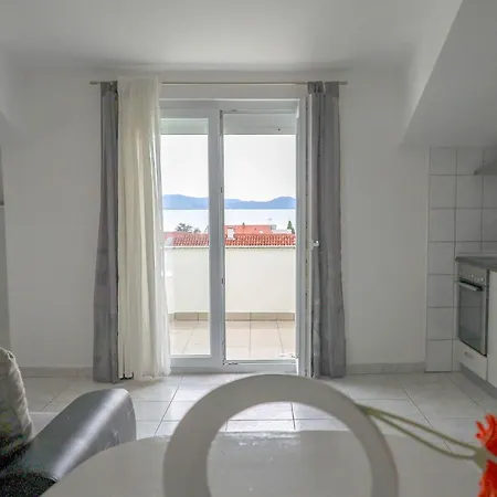 Apartment The Florens Near The With The Pool, Bbq And Kids Playground, Diklo *