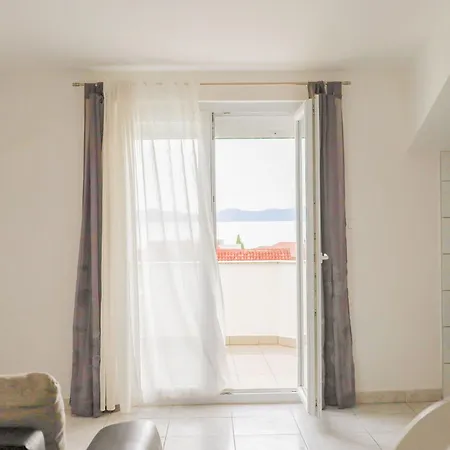 Apartment The Florens Near The With The Pool, Bbq And Kids Playground, Diklo *