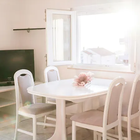 Apartment The Florens Near The With The Pool, Bbq And Kids Playground, Diklo *