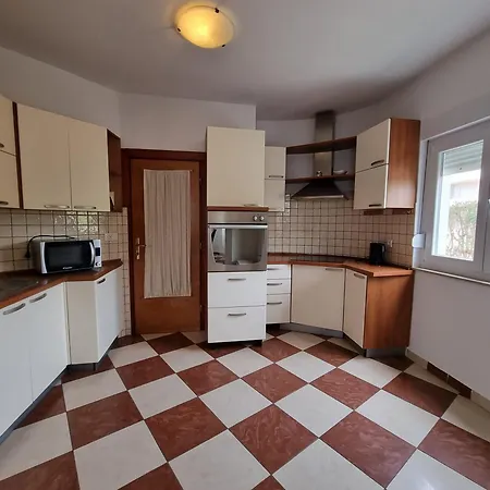 Apartment The Florens Near The With The Pool, Bbq And Kids Playground, Diklo *