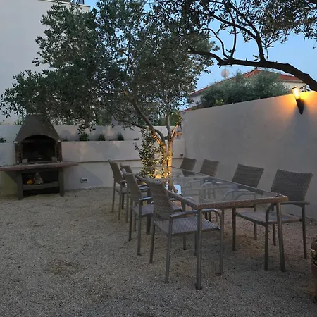 Апартаменти Zadar, The Florens - Near The With The New Pool & Garden, Bbq And Kids Playground *